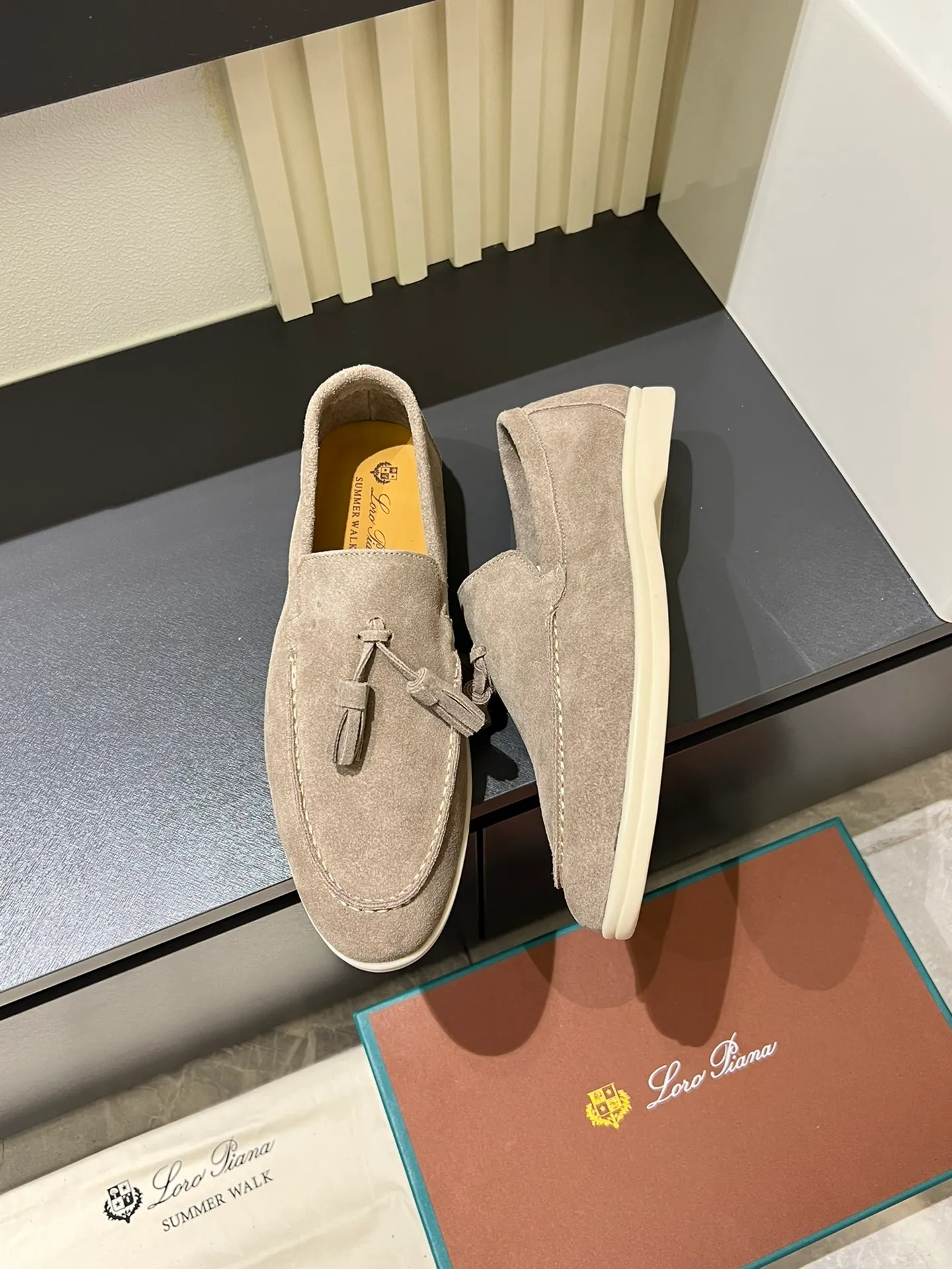 Men's shoes 💰p360 "Loro men's shoes 💰pian'*" Classic L men's shoes for couples 💰p Top version British flat loafers, a must-have item in old money style, the minimalist design is eye-catching and durable, a plus point for dressing The soft foot feel and texture are outstanding. They don’t scratch your feet and are very nice. They are matched with soft and waxy soles. They can be worn daily for a long time without getting tired. They are easy to wear, versatile and classic items, with perfect foot feel and texture! Imported cashmere fabric, the lining is made of imported A-grade water-dyed cow lining, the top version of the genuine leather midsole is sewn with pure handmade mark thread! Size: Female 35-40 (34. Customized) Male 38-44 (45.46. Customized)
